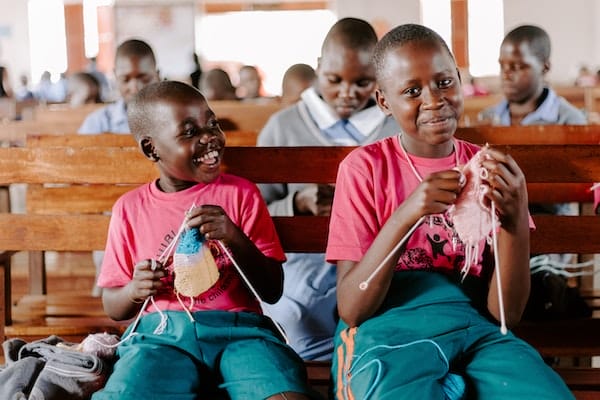 Kinderen breien op school in Oeganda